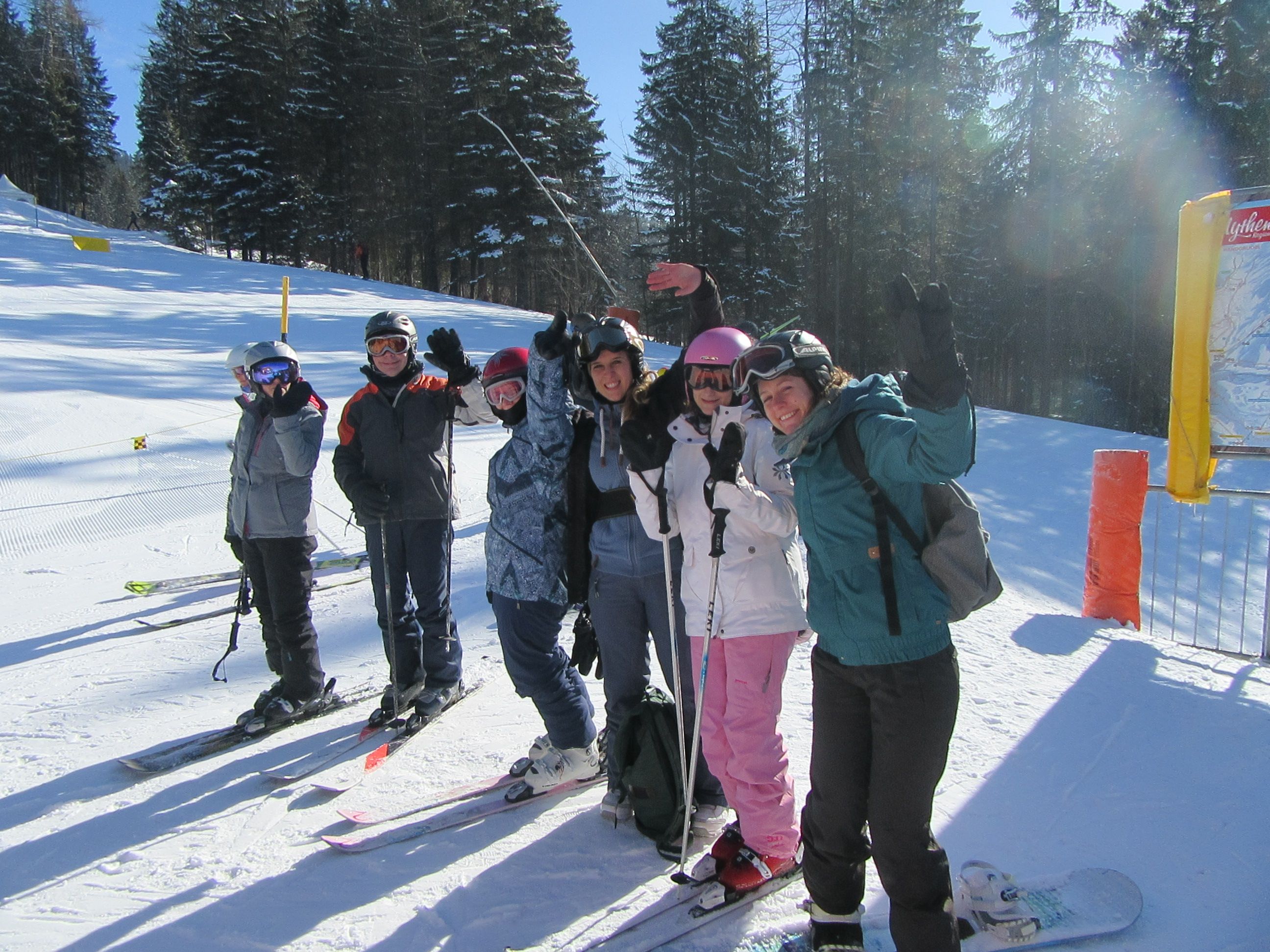 Gruppenbild vom Wohnen Birkenlaube auf den Skis bei herrlichem Wetter